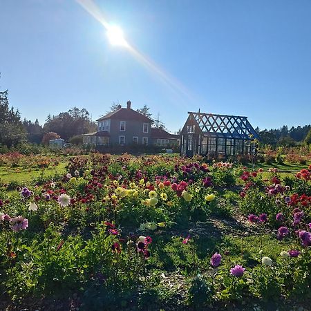 Woodside Farm Country Inn Sooke Buitenkant foto