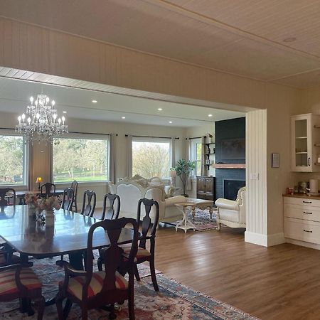 Woodside Farm Country Inn Sooke Buitenkant foto
