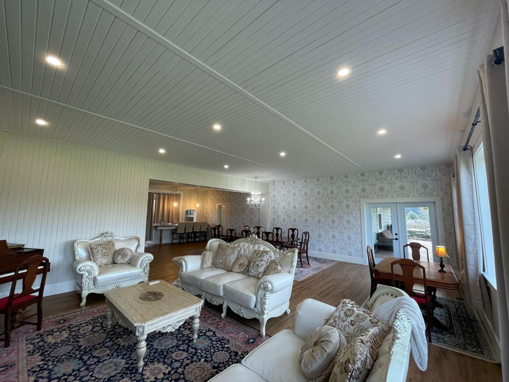 Woodside Farm Country Inn Sooke Buitenkant foto